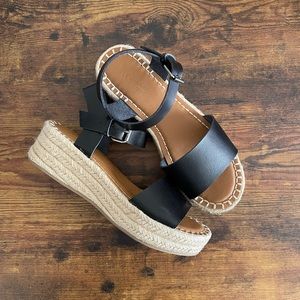 Universal Thread platform sandals